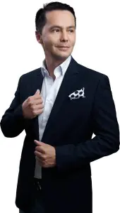 جراح تجميل في عيادة Alan Gonzalez 360 Plastic Surgery يرتدي ملابس رسمية