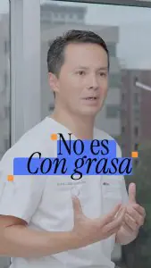 جراح تجميل في عيادة Alan Gonzalez 360 Plastic Surgery أثناء الاستشارة