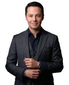 جراح تجميل بملابس رسمية في عيادة Alan Gonzalez 360 Plastic Surgery