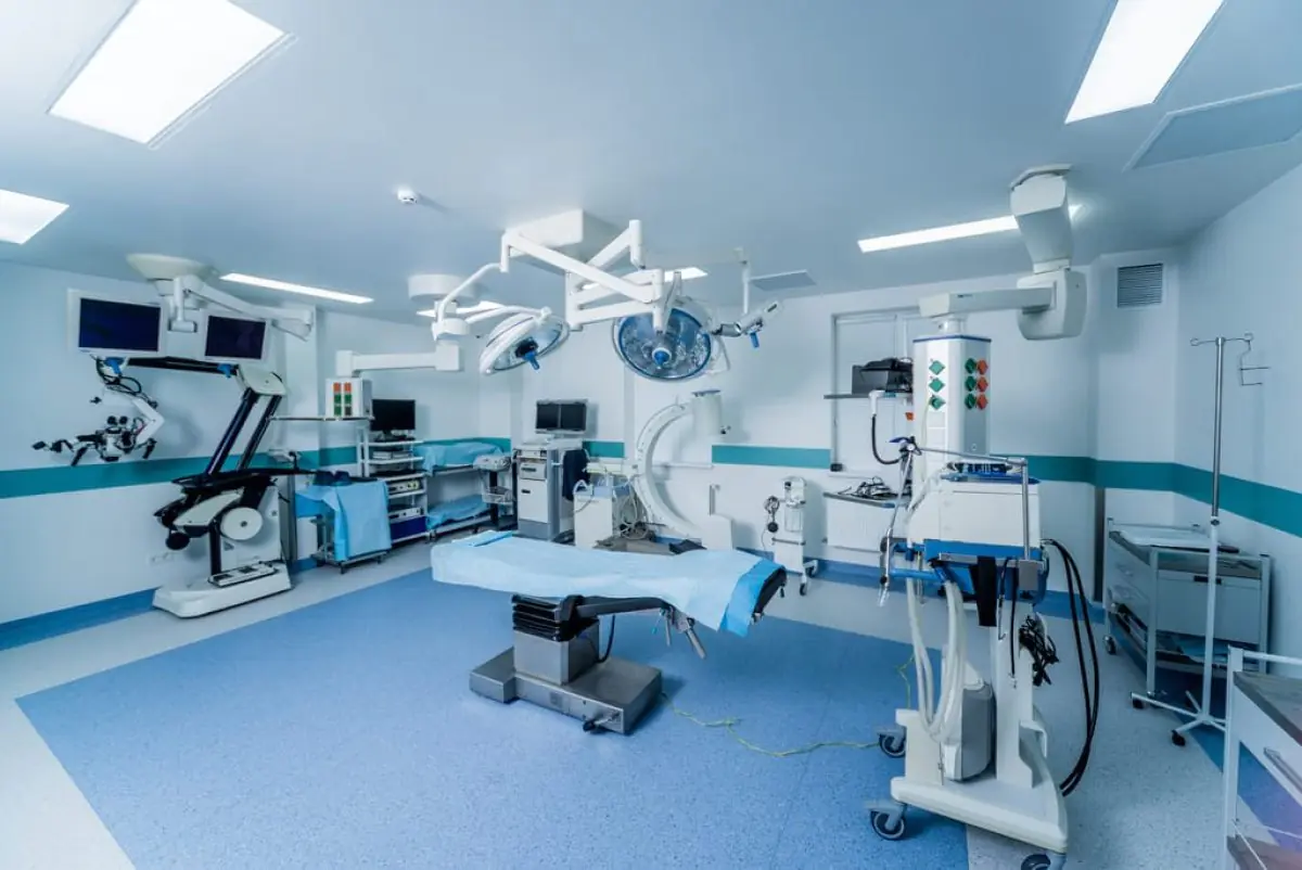 Moderner Operationssaal bei Pachón Plastic Surgery mit fortschrittlicher Chirurgieausstattung