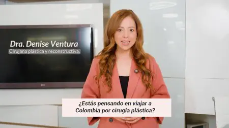 Área de recepción en la clínica de cirugía plástica Denise Ventura en Colombia, interior moderno