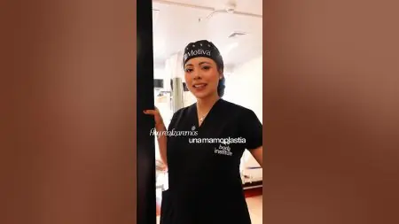 Cirujana plástica en la clínica Denise Ventura — Plastic Surgery con uniforme médico