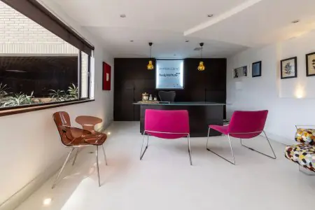 Área de recepción en AmayaClinic con asientos modernos y decoración luminosa
