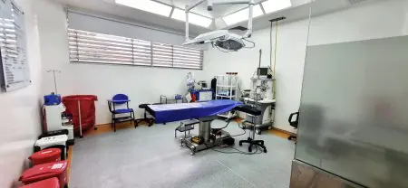 Quirófano moderno en la Clínica Dr. Ruber Almanza con equipo quirúrgico avanzado