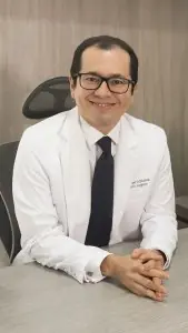 Sala de consulta en la clínica Dr. Ruber Almanza con médico en bata blanca