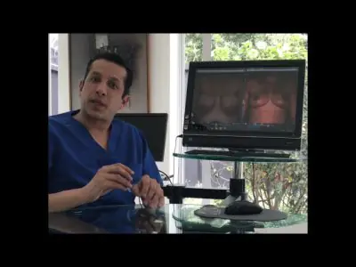 Sala de consulta en Ivan Santos Plastic Surgery con fotos de antes y después de cirugía mamaria