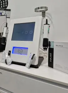 جهاز علاج الوجه Geneo+ في عيادة Bojanini Experts، معدات عناية بالبشرة متقدمة