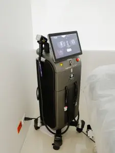 جهاز إزالة الشعر بالليزر في غرفة العلاج في عيادة Bojanini Experts