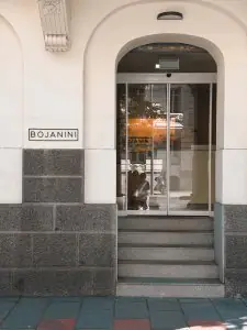 مدخل عيادة Bojanini Experts بأبواب زجاجية حديثة
