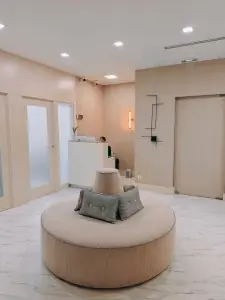 منطقة استقبال وانتظار في عيادة Bojanini Experts بديكور بيج عصري