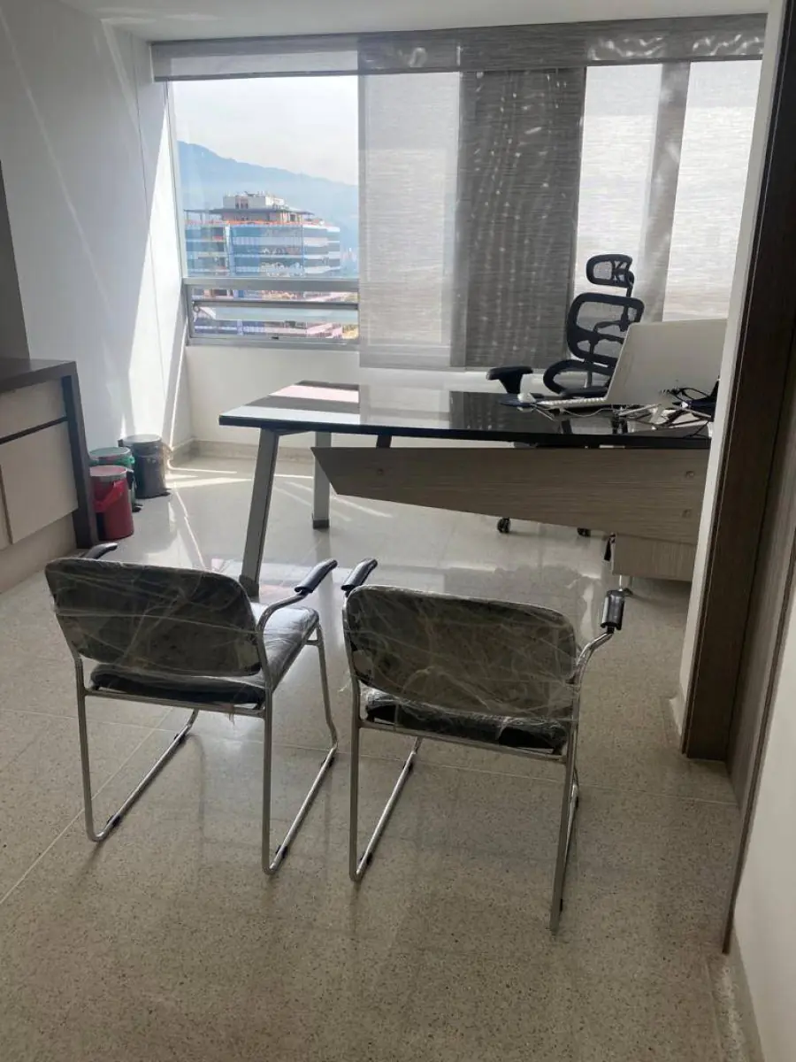Arztbüro in der Otorrino Elkin Villegas Klinik mit Schreibtisch und Stadtblick