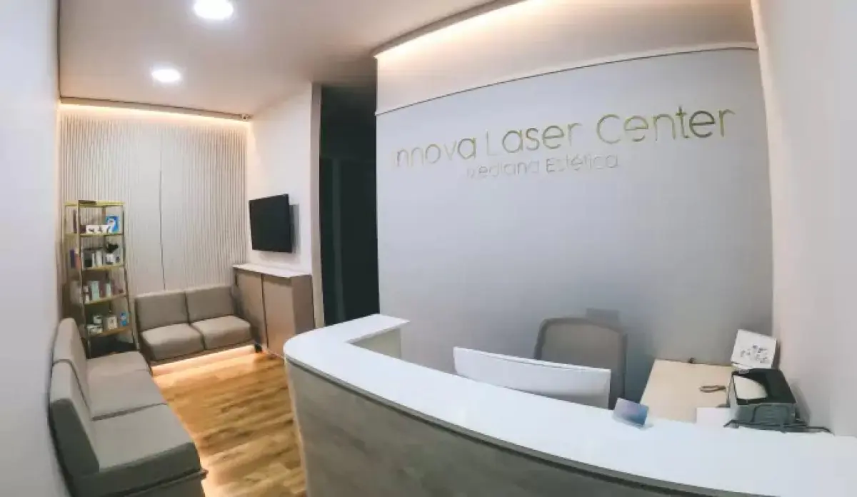 Empfangsbereich im Innova Laser Center mit moderner Wartezone