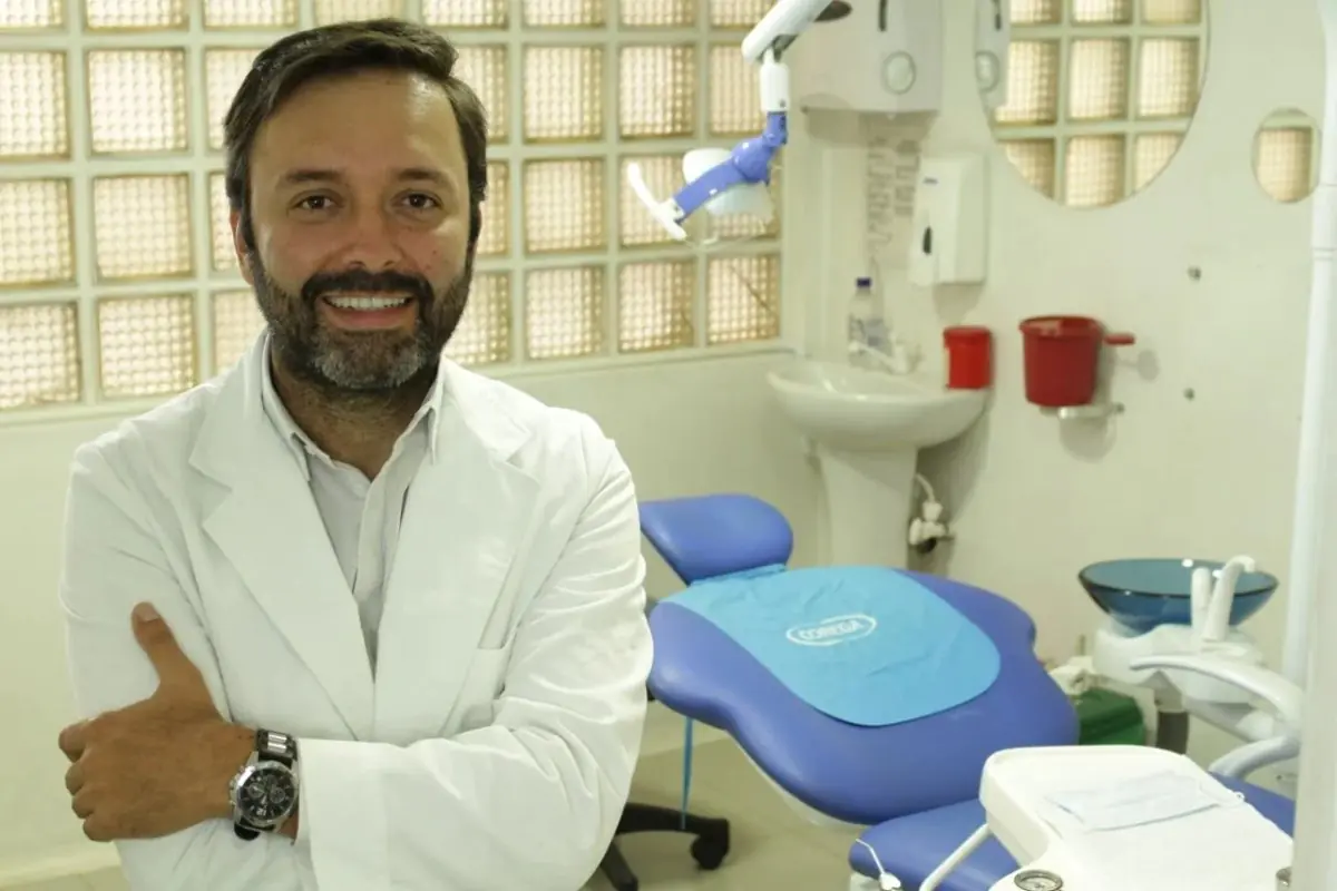 Dentiste dans une salle de soins dentaires moderne à la clinique BUCCAL