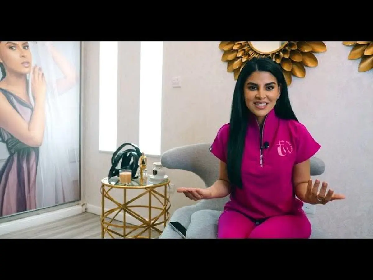Кабинет для консультаций в The Aesthetic Institute с сотрудником и современным декором