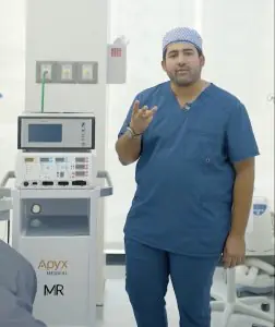 جراح في غرفة العمليات في عيادة نوداه مع معدات طبية متقدمة