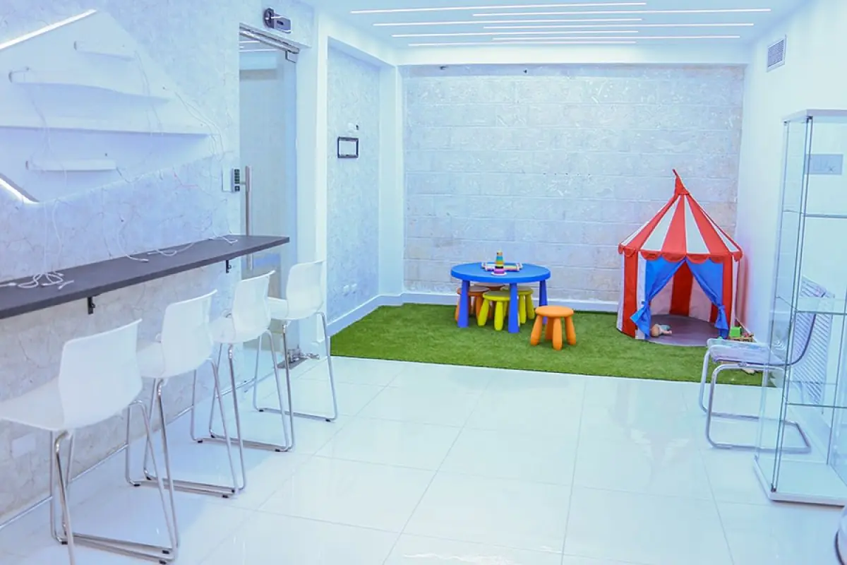 Children's play area in waiting room at Centro Dental Dr. Daneiris Santana Reyes