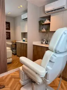 Sala de tratamiento moderna en la clínica Dr. Katherine Estévez Medina con sillón médico