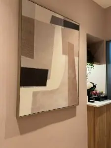 Arte abstracto moderno en la pared de la clínica Dra. Katherine Estévez Medina