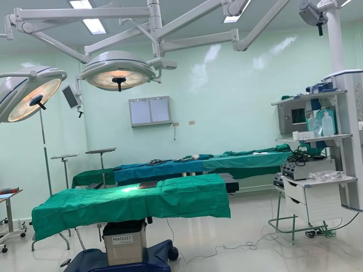 Операционная в клинике доктора Ариэля Эмилио Герреро Дотеля с хирургическим оборудованием