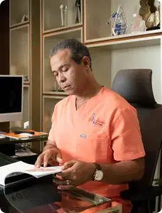 الدكتور أليخاندرو مورا في مكتبه الاستشاري في عيادته، مساحة عمل طبية حديثة