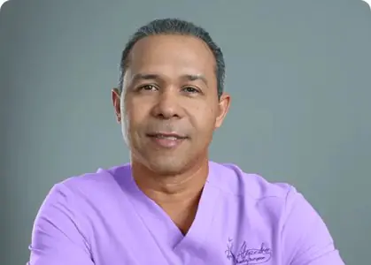 الدكتور أليخاندرو مورا بزي الجراح التجميلي في عيادته الطبية