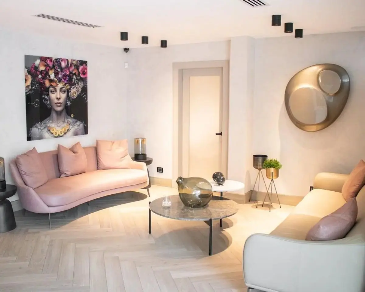 Modern waiting room at INMED Clinic with stylish decor and comfortable seating