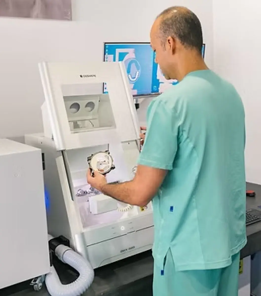 Зубной техник работает с CAD/CAM оборудованием в Asenjo One Visit Dentistry