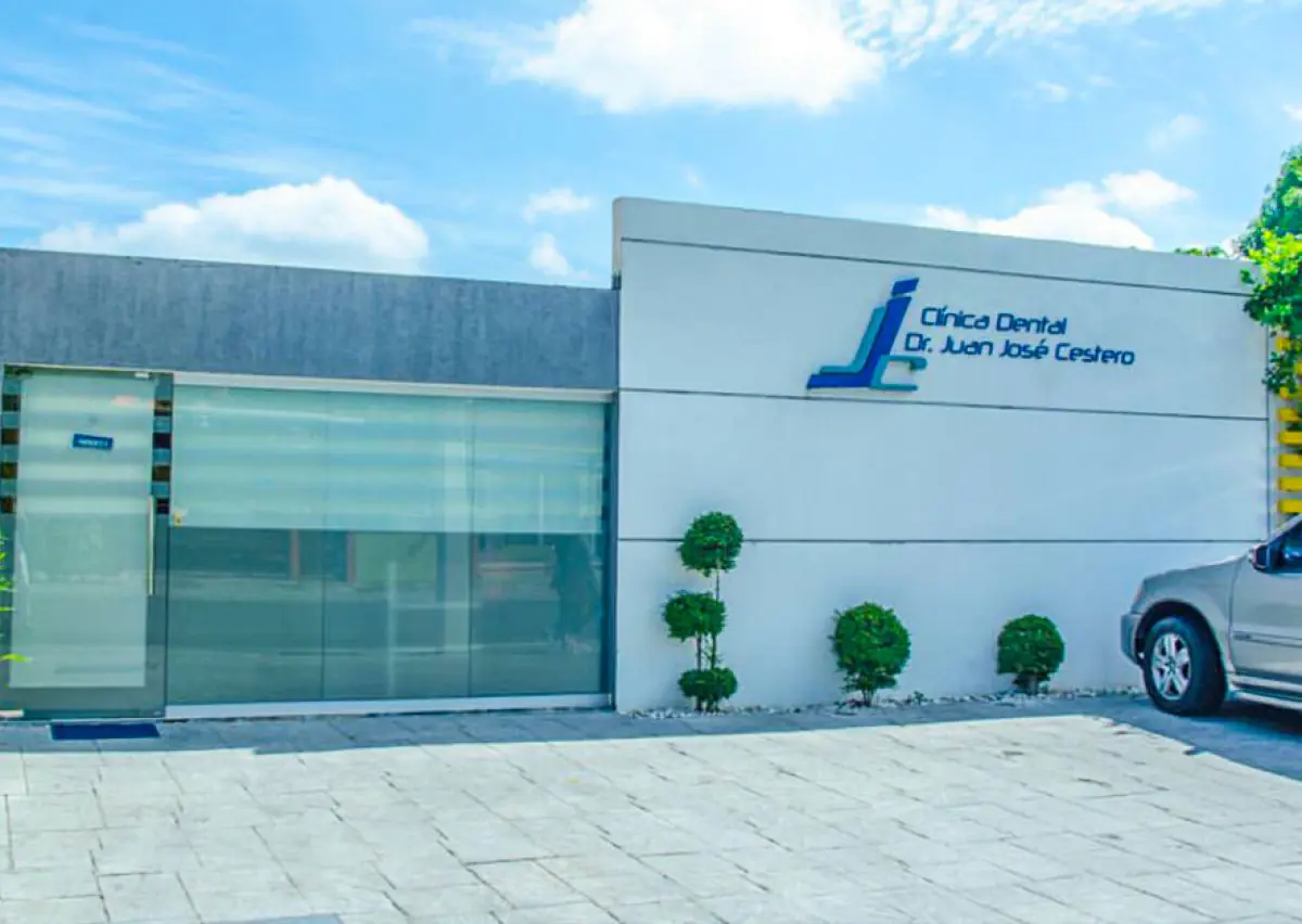 Façade de la clinique Dental Cestero avec extérieur moderne et entrée vitrée