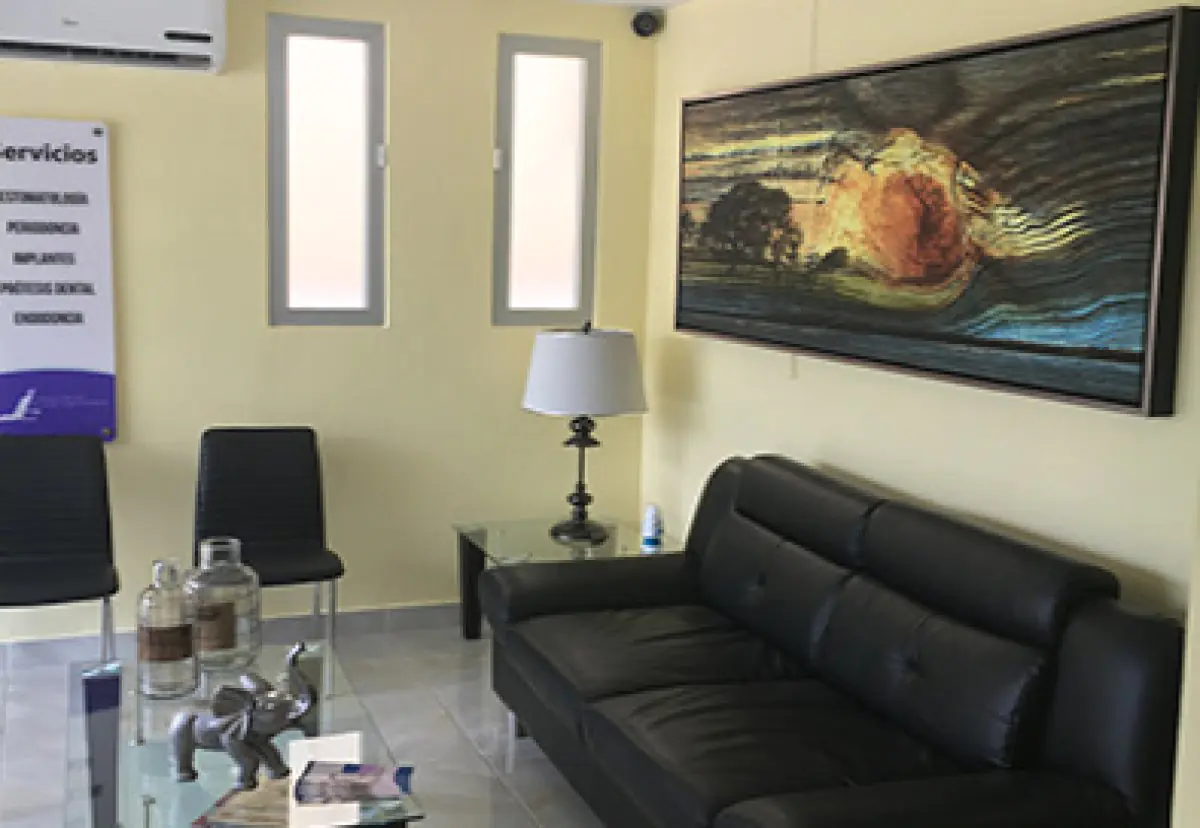 Espace d'attente à la clinique Dental Cestero avec sièges et décoration modernes