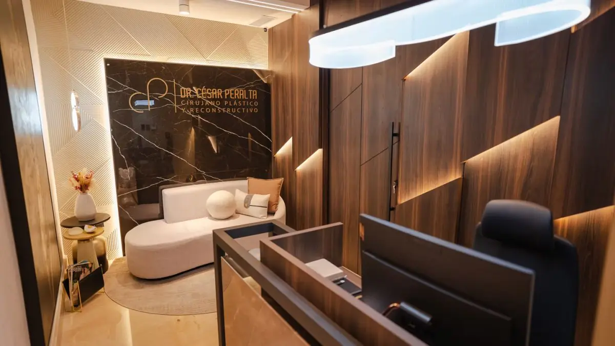 Accueil à la clinique Dr César Peralta avec décoration moderne et espace d'attente