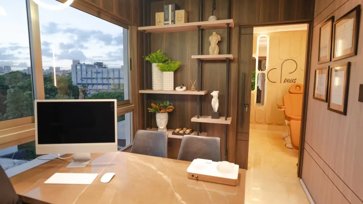 Bureau de consultation à la clinique Dr César Peralta avec décoration moderne et vue sur la ville