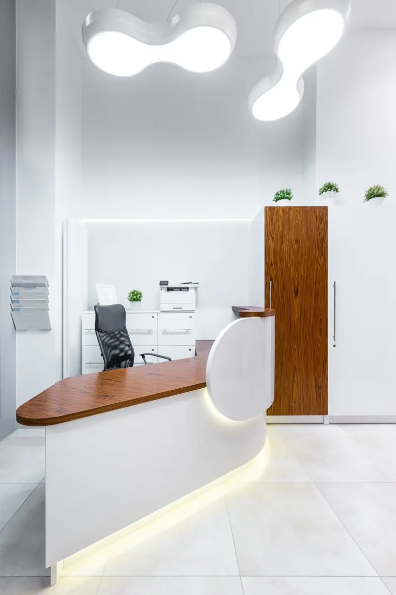 Accueil de la clinique Dental Dr. Santiago Pichardo au design moderne blanc et bois