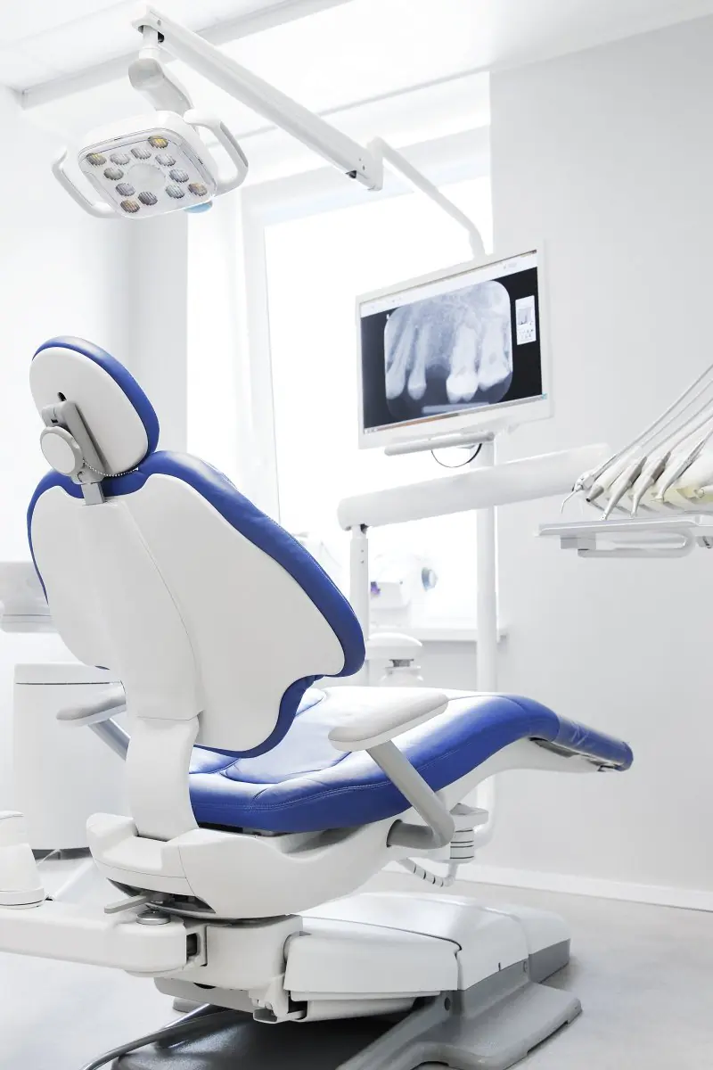 Salle de soins dentaires avec équipement moderne à la clinique Dental Dr. Santiago Pichardo