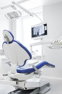 Sala de tratamiento dental con equipo moderno en la clínica Dental Dr. Santiago Pichardo