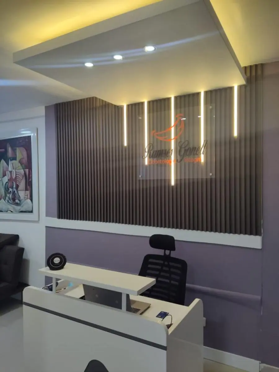 Accueil à la clinique Odontológica Dr. Ramsés Gonell avec décoration moderne
