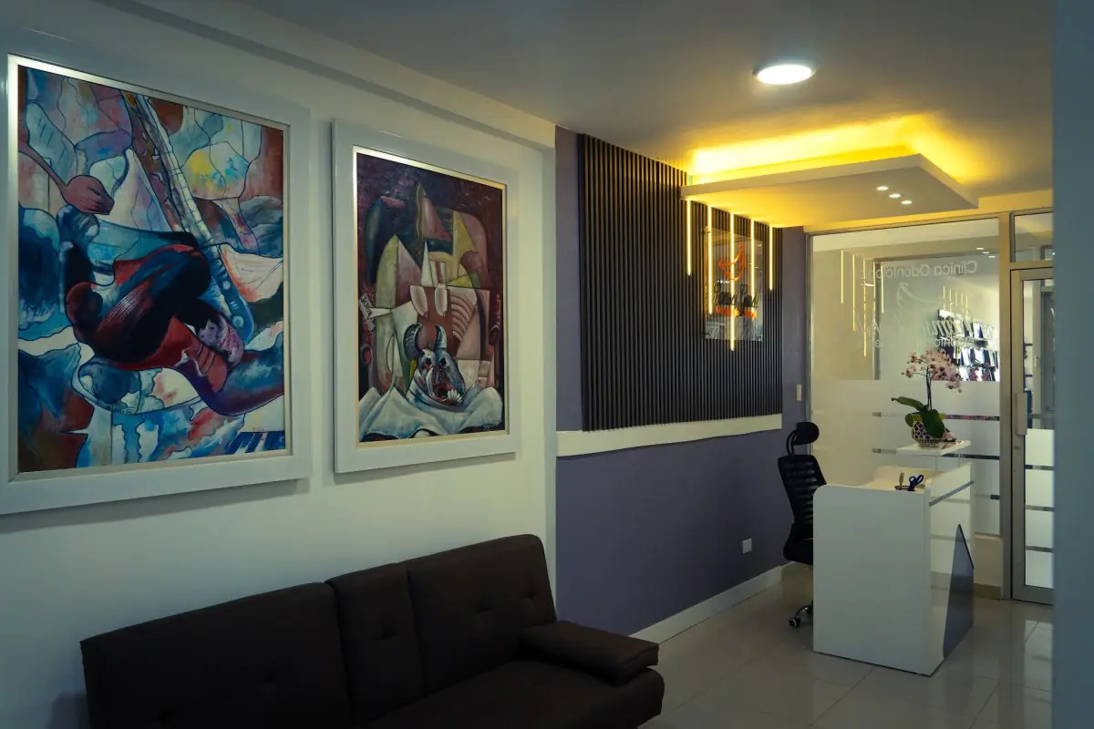 Accueil de la clinique Odontológica Dr. Ramsés Gonell avec décoration moderne et œuvres d'art