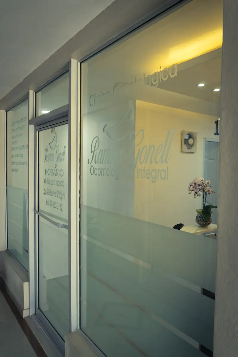 Entrée de la clinique Odontológica Dr. Ramsés Gonell avec portes vitrées et accueil