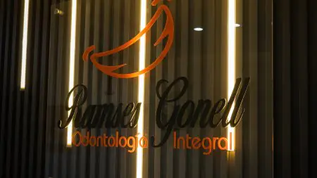 شعار العيادة عند مدخل عيادة Odontológica Dr. Ramsés Gonell للأسنان
