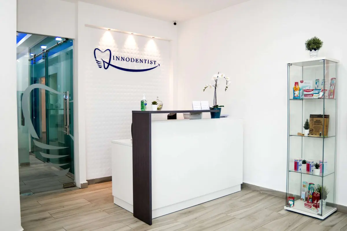 Accueil de la clinique Innodentist avec intérieur dentaire moderne