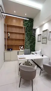 مكتب استشارات في عيادة الدكتور يوسف ماريرو ساركيس بديكور حديث وشهادات