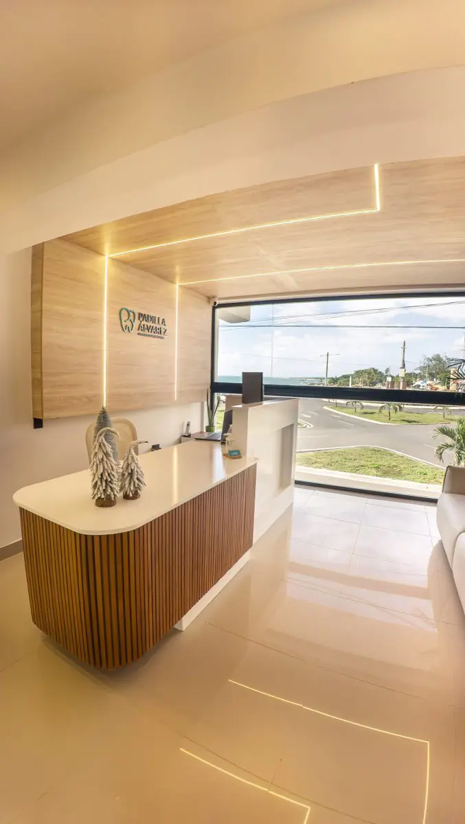 Reception area at Padilla Álvarez Odontología Avanzada with modern design