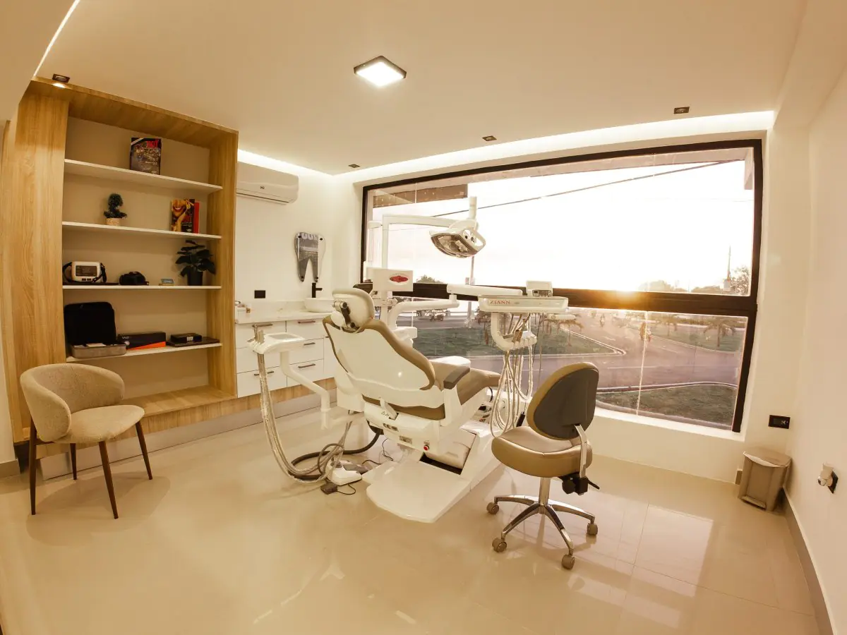 Modern dental treatment room at Padilla Álvarez Odontología Avanzada with panoramic window