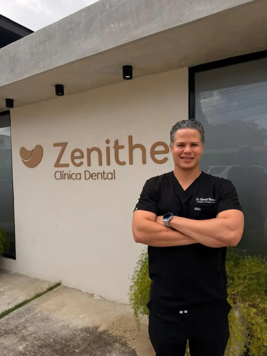 Façade de Zenithe Clínica Dental avec dentiste devant
