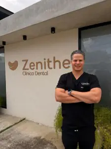 Exterior de Zenithe Clínica Dental con dentista al frente