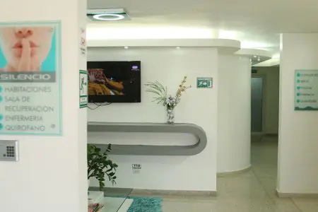 Área de espera moderna en Magic Plastic Center con TV y decoración