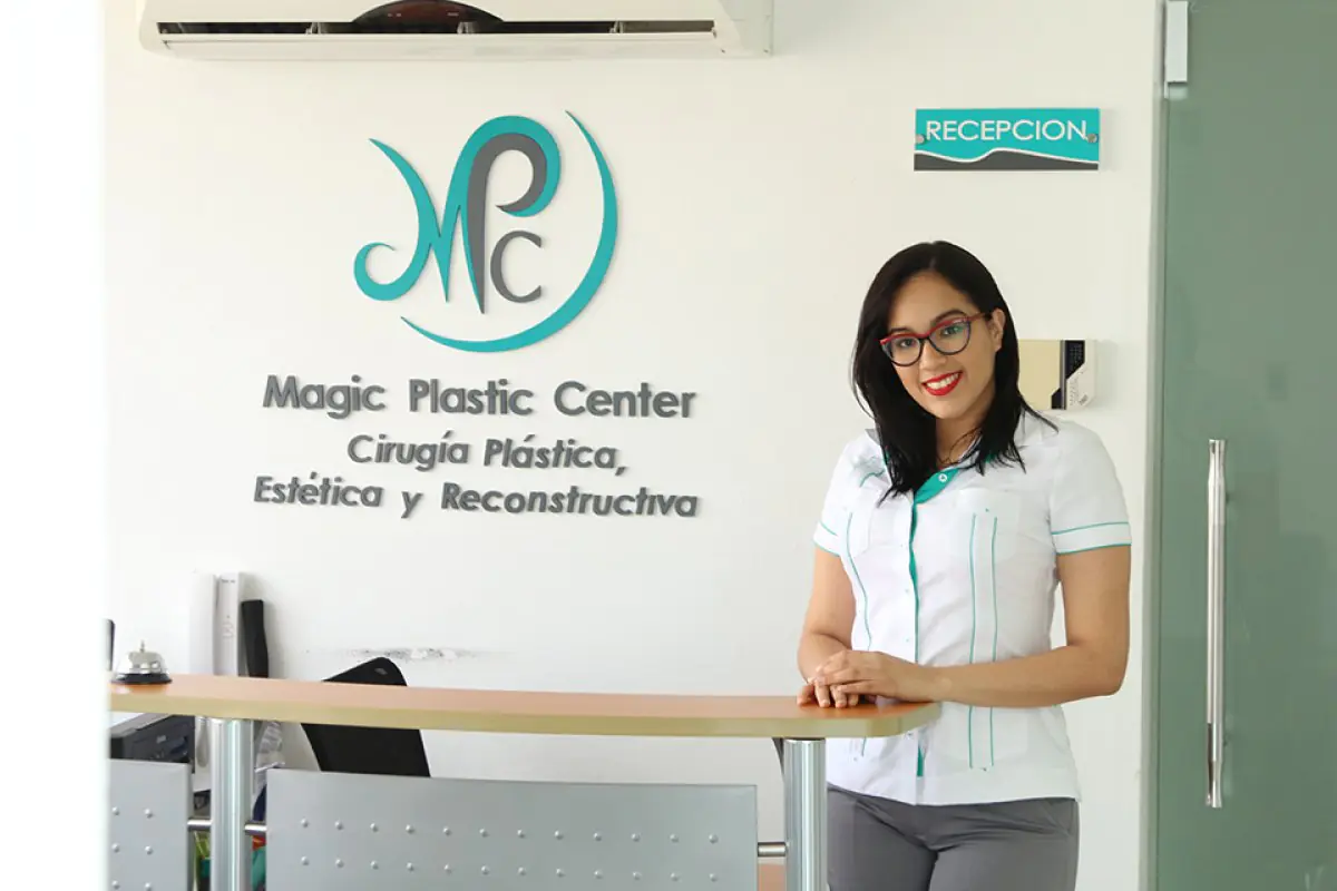 Стойка регистрации в Magic Plastic Center с сотрудником и логотипом клиники
