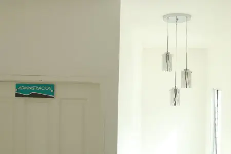 Puerta de la oficina de administración en Magic Plastic Center con luces de techo modernas