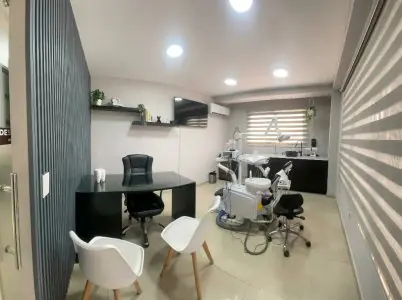 Sala de tratamiento dental moderna en Santiago Lotus Dental con equipo avanzado