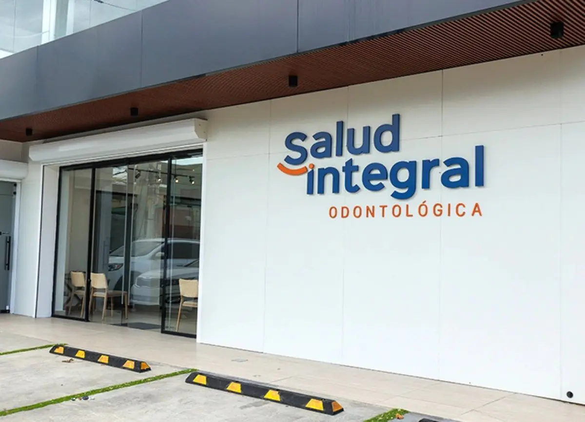 Фасад клиники Salud Integral Odontológica с современным входом в стоматологию
