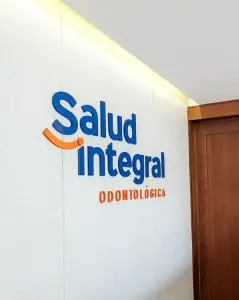 جدار شعار عيادة Salud Integral Odontológica لطب الأسنان
